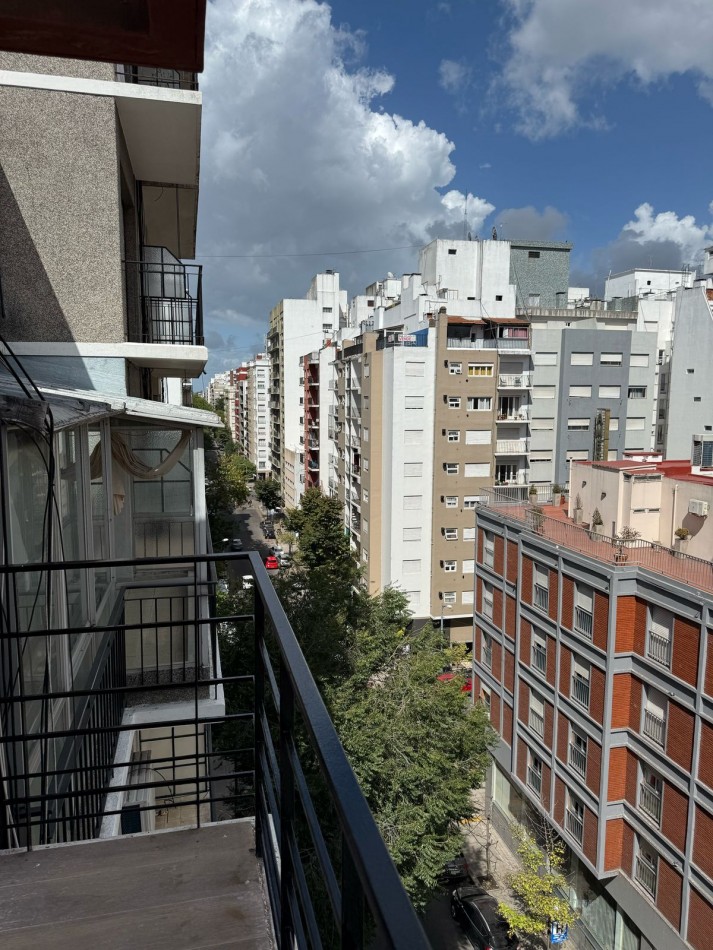 Dos ambientes con balcon a la calle. Centro. Mar del Plata.
