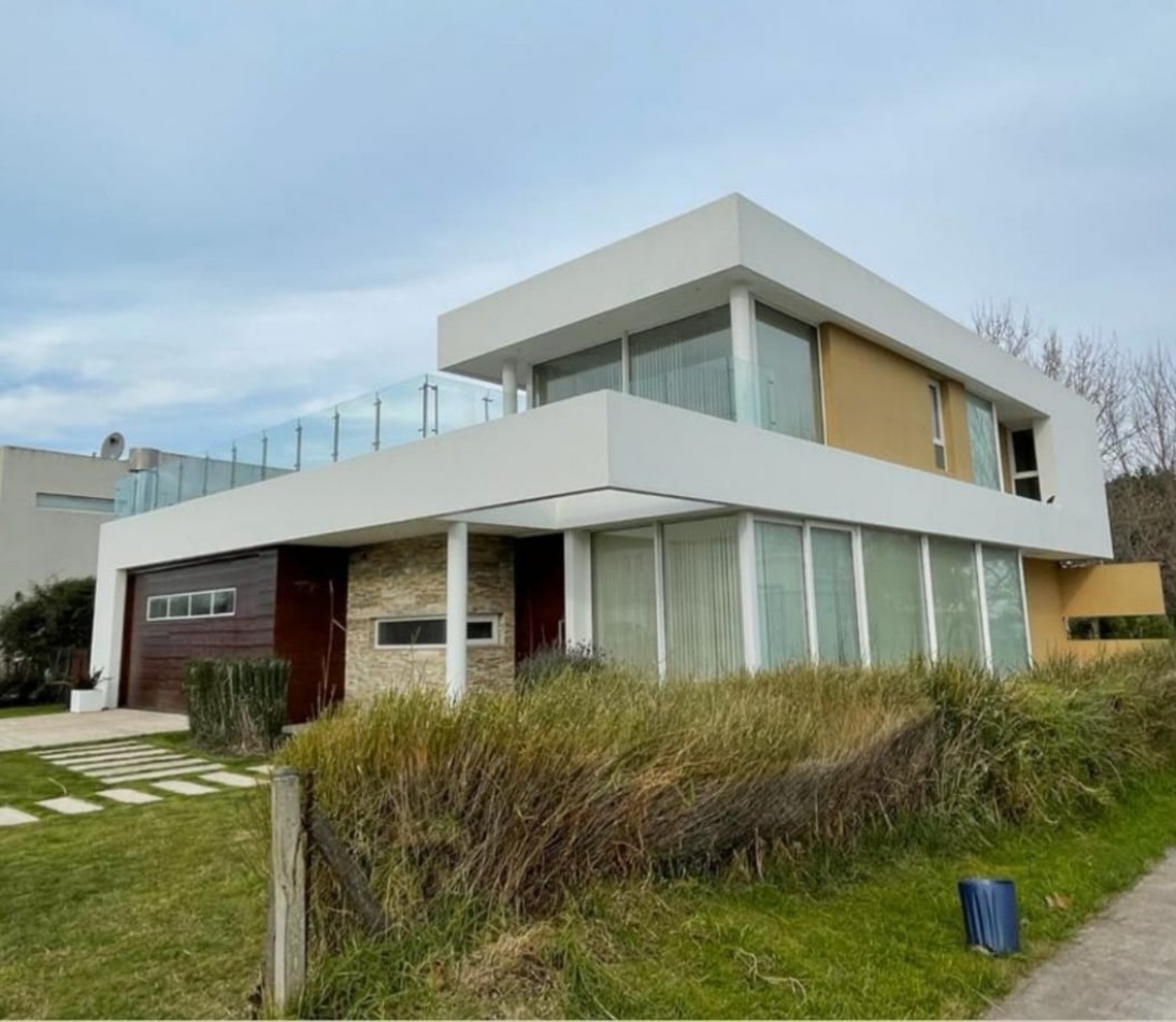 Rumenco, casa 5 ambientes. Dos plantas. Barrio Cerrado. 