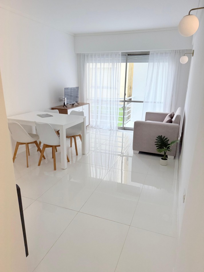 Dos ambientes con balcon saliente, centro. Mar del Plata.