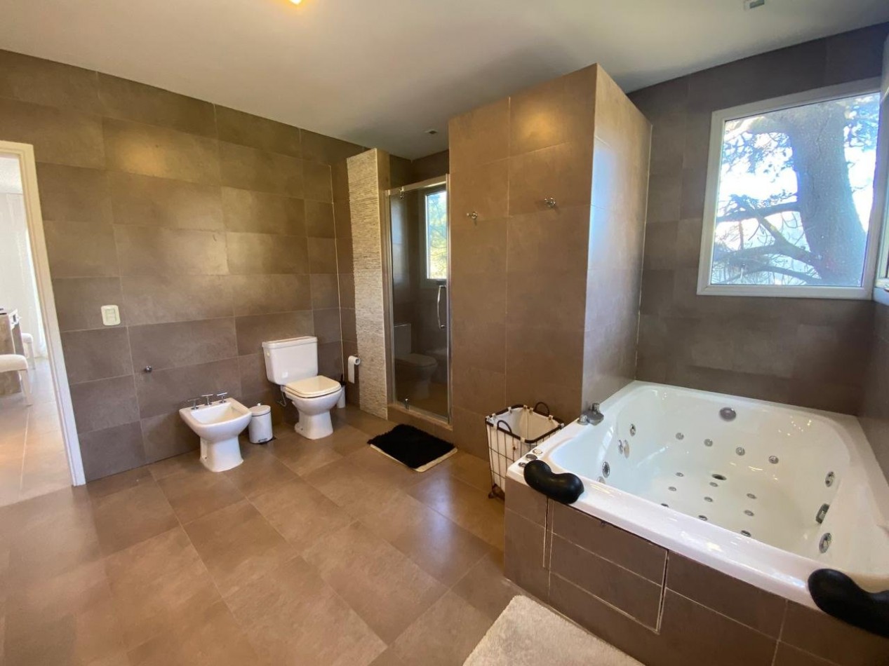 Casa en venta. Cinco Ambientes, en Barrio Residencial 1 de Costa Esmeralda. Costa Atlantica.