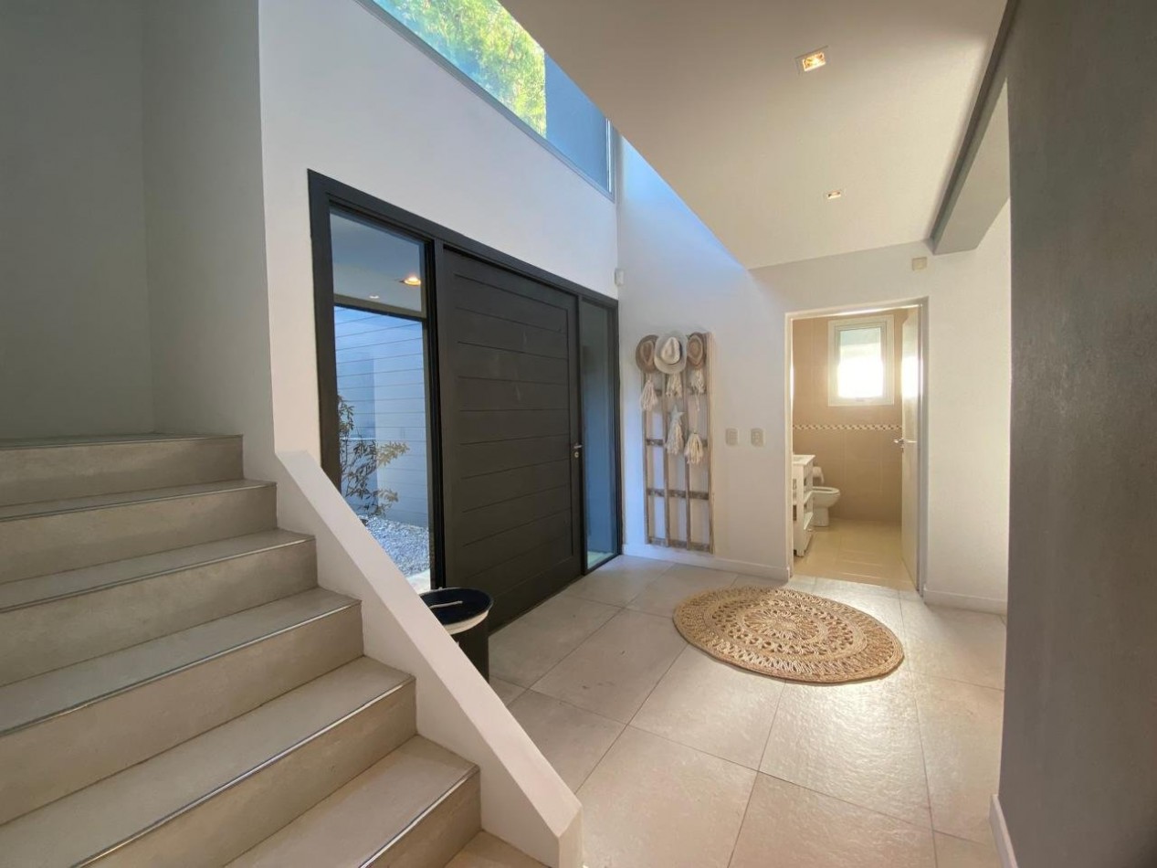 Casa en venta. Cinco Ambientes, en Barrio Residencial 1 de Costa Esmeralda. Costa Atlantica.