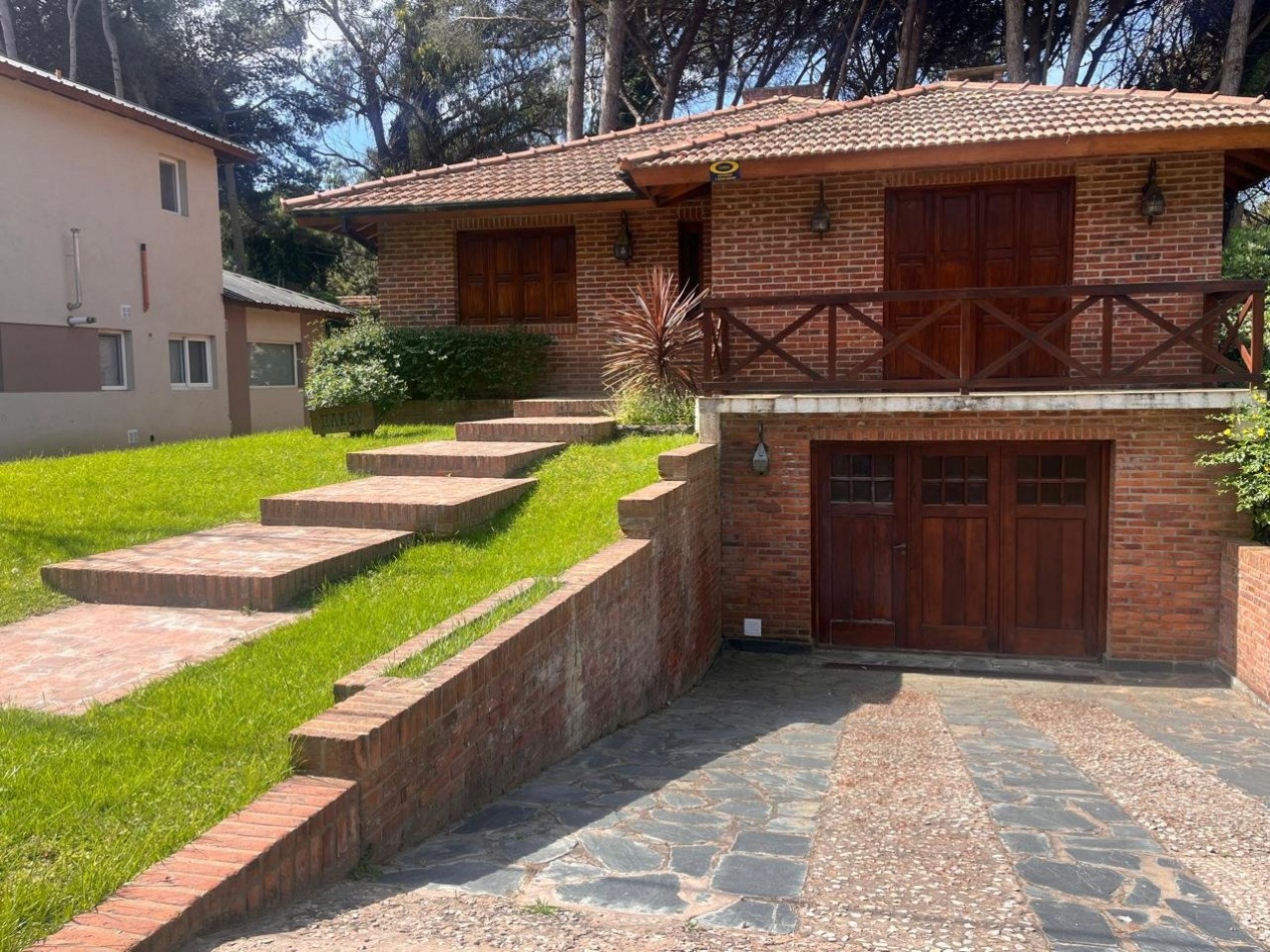 Casa en venta cinco ambientes. Pinamar. Costa Atlantica.