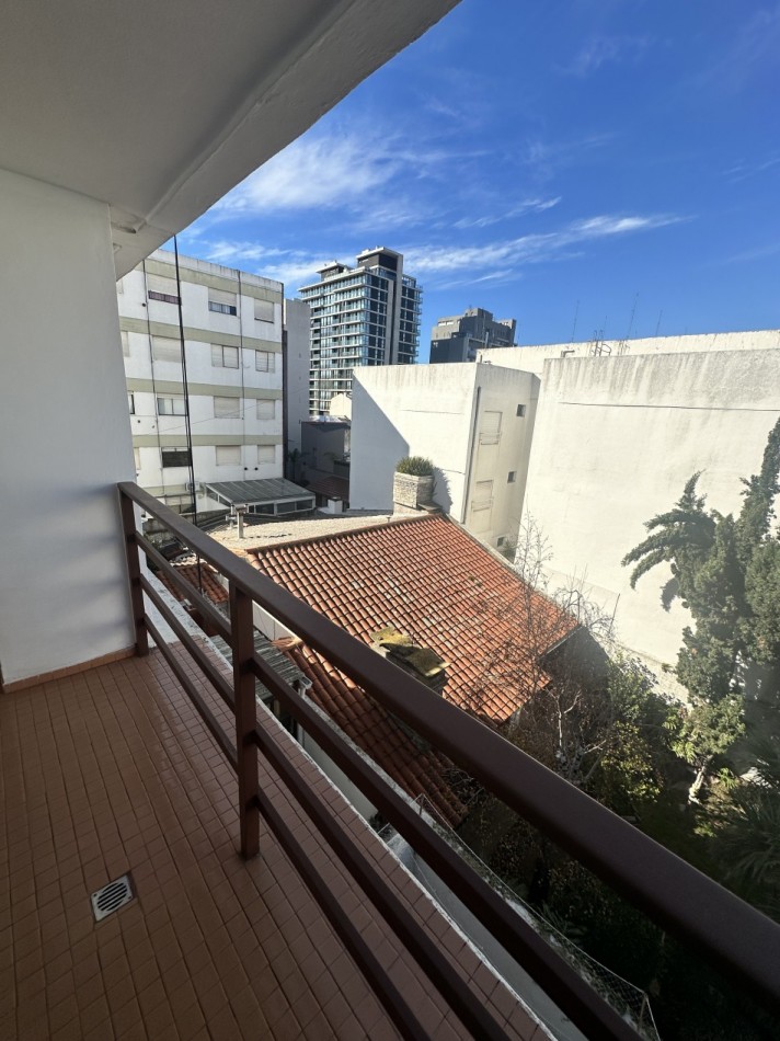 Departamento 2 ambientes con balcon y cochera zona Aldrey