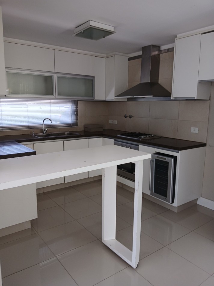 Rumenco, casa 5 ambientes. Dos plantas. Barrio Cerrado. 