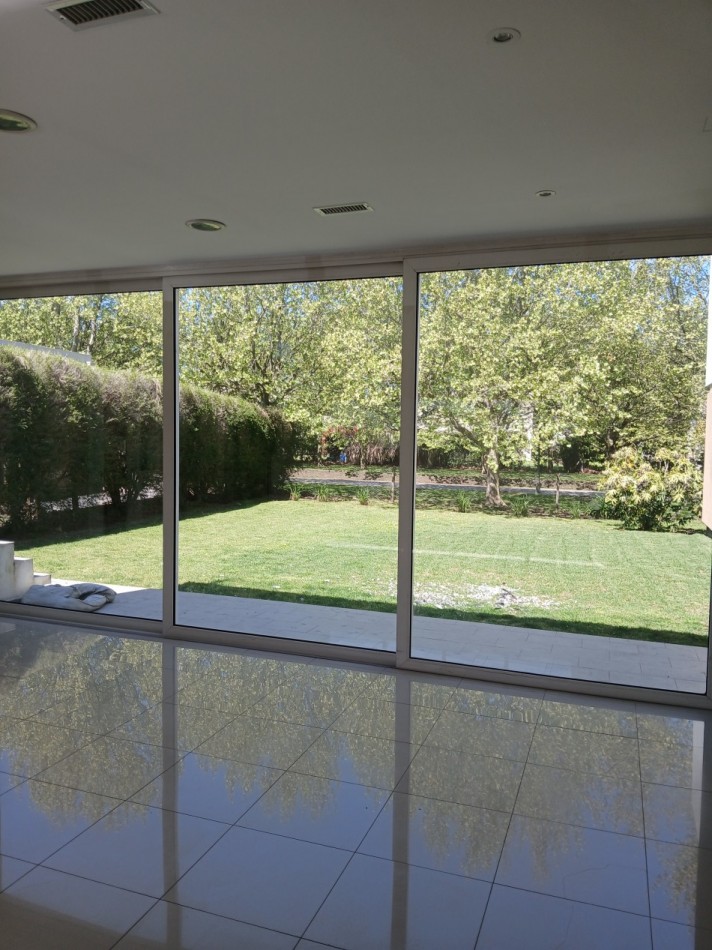 Rumenco, casa 5 ambientes. Dos plantas. Barrio Cerrado. 