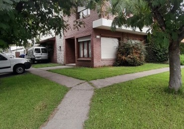 Casa a la venta tres ambientes, excelente estado. 