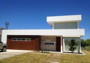 Rumenco, casa 5 ambientes. Dos plantas. Barrio Cerrado. 